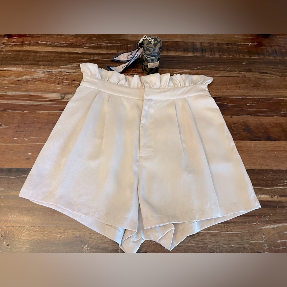 NWT Cupcakes & Cashmere high rise pockets lyocell beige shorts